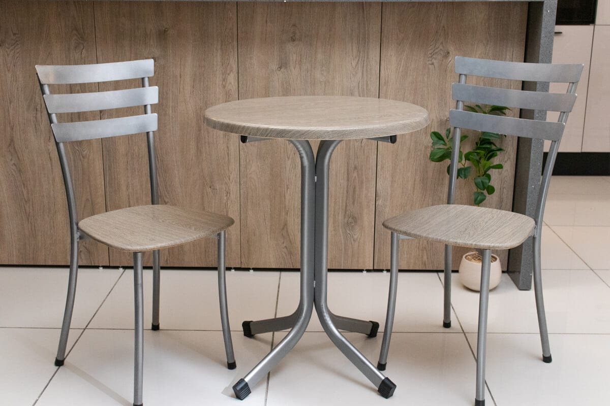 Commandez la table café ronde 2 places Via Venetto avec chaises assorties. Idéale pour café et restaurant. Livraison 48–72h en Tunisie.